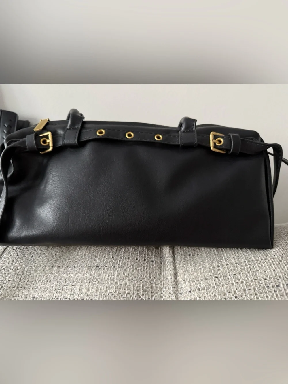 🍁NEW🍂🍂 Black Handbag with Gold Hardware
